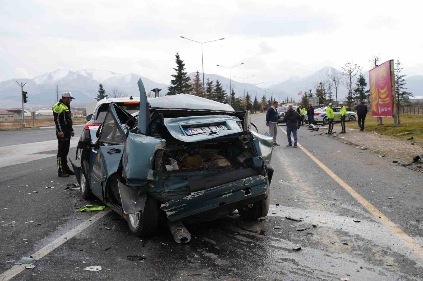 Kamyonun freni boşaldı, zincirleme kaza yaşandı: 2 yaralı
