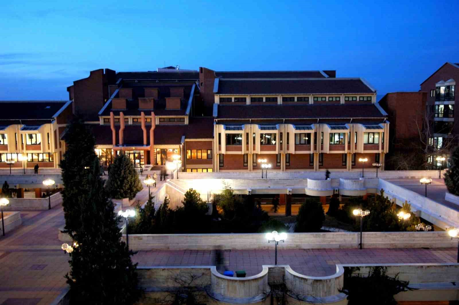 Anadolu Üniversitesi Kütüphanesi 7/24 öğrencilerin yanında