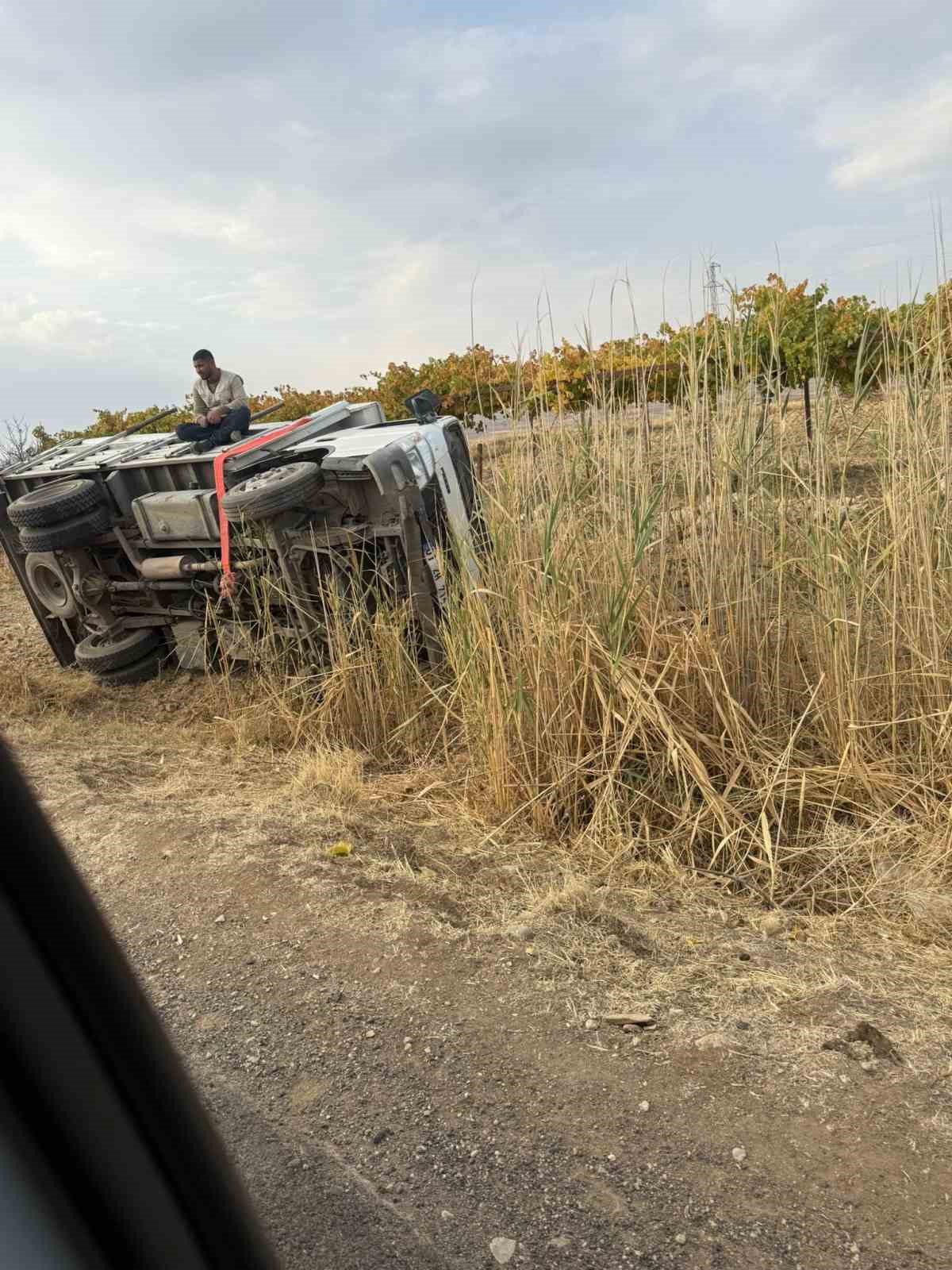 Batman’da kayan kamyonet devrildi: 5 kişi kazadan burnu kanamadan kurtuldu