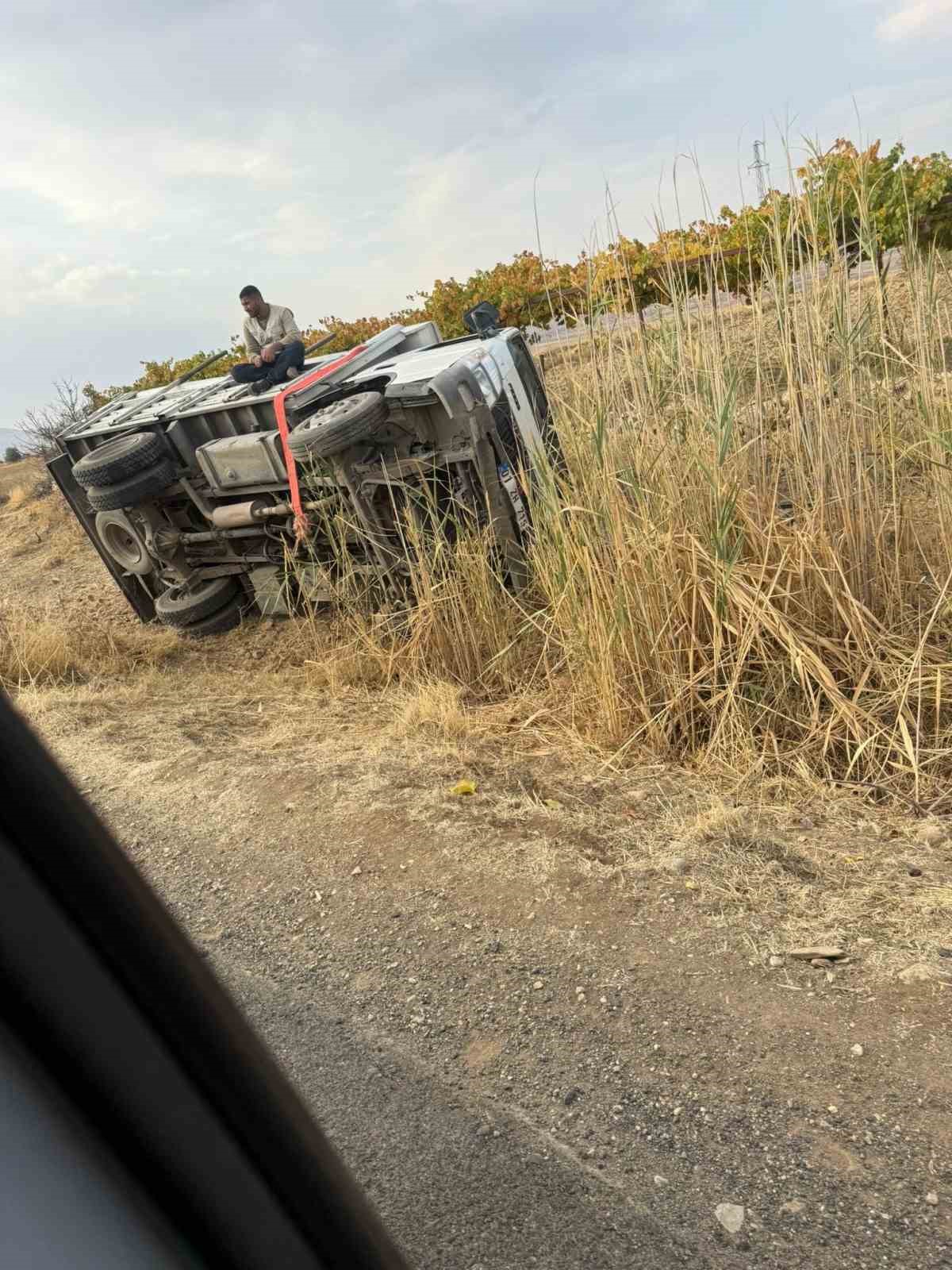 Batman’da kayan kamyonet devrildi: 5 kişi kazadan burnu kanamadan kurtuldu