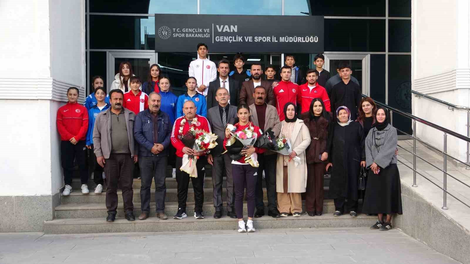 Altın madalyalı boks&ouml;r Evin Erginoğuz &ccedil;i&ccedil;eklerle karşılandı
