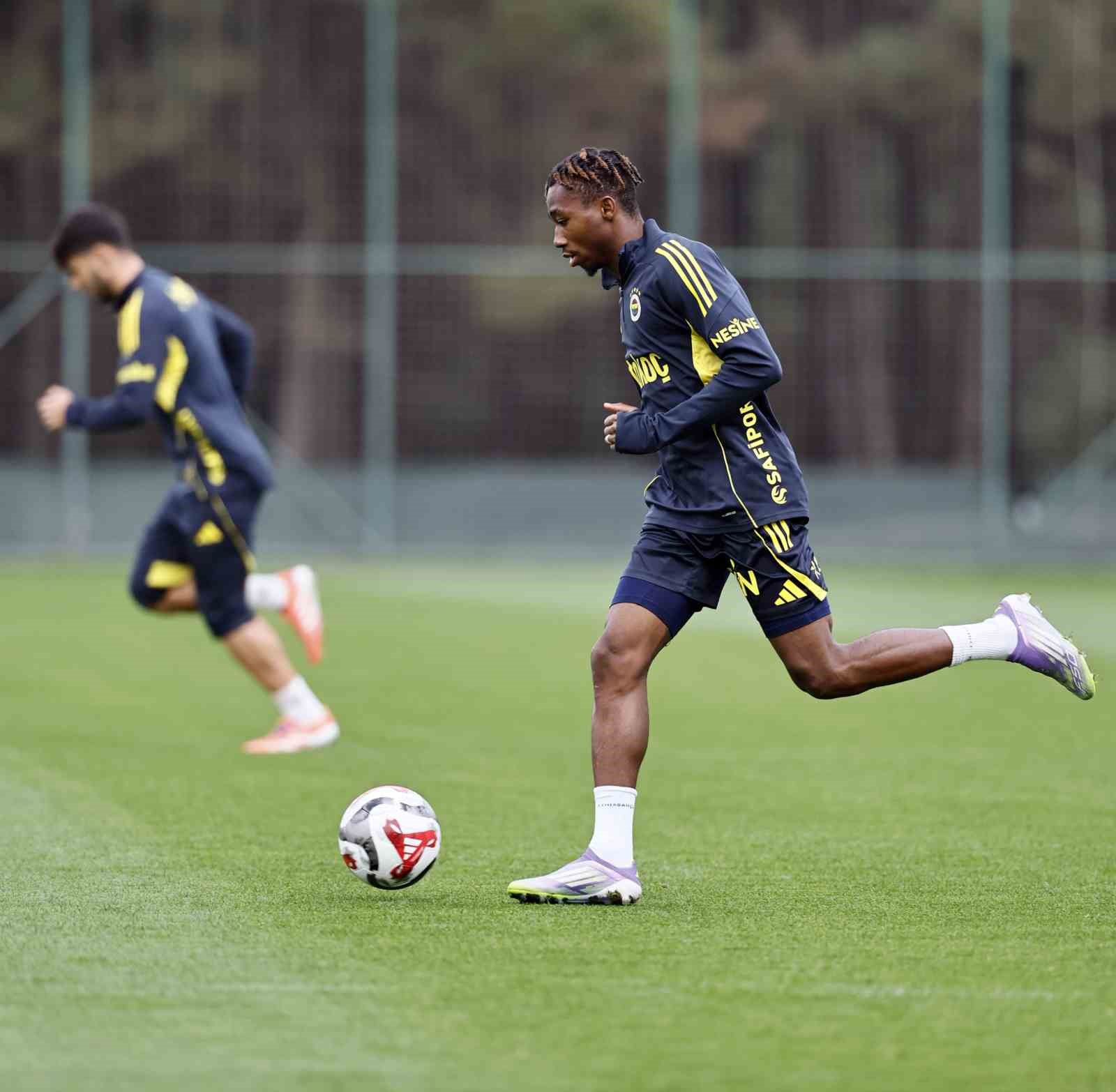 Fenerbahçe günü çift antrenmanla tamamladı