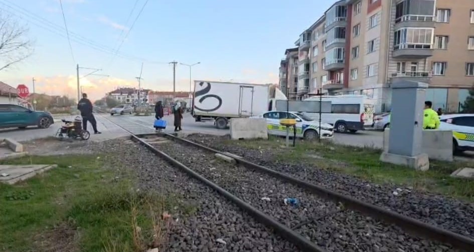 Hemzemin ge&ccedil;itte ak&uuml;l&uuml; aracı devrilen engelli vatandaş yaralandı
