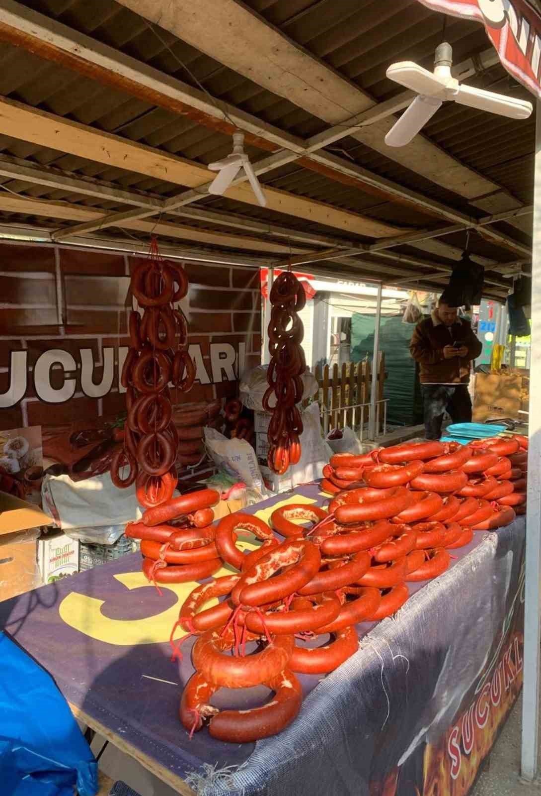 Ağrı&rsquo;da etiketsiz &uuml;r&uuml;nlere ge&ccedil;it yok: 415 kilo sucuk ele ge&ccedil;irildi
