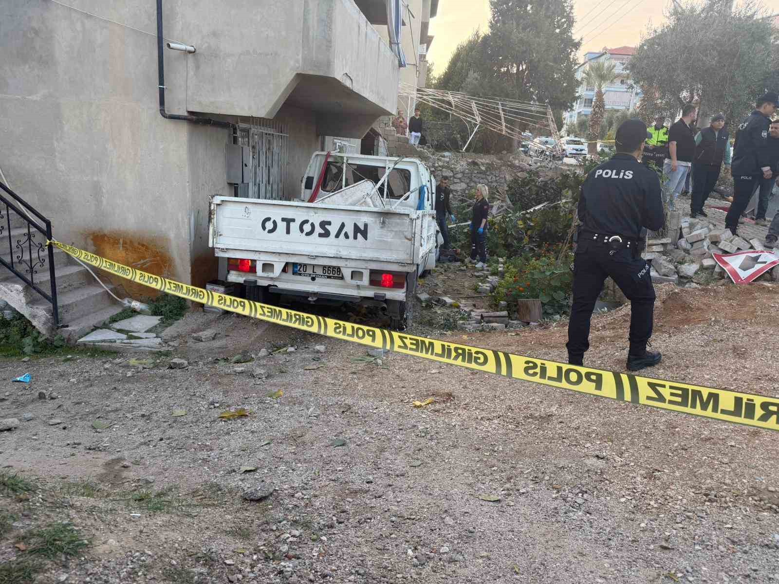 Denizli’de kamyonet evin bahçesine uçtu; 1 ölü 3 yaralı