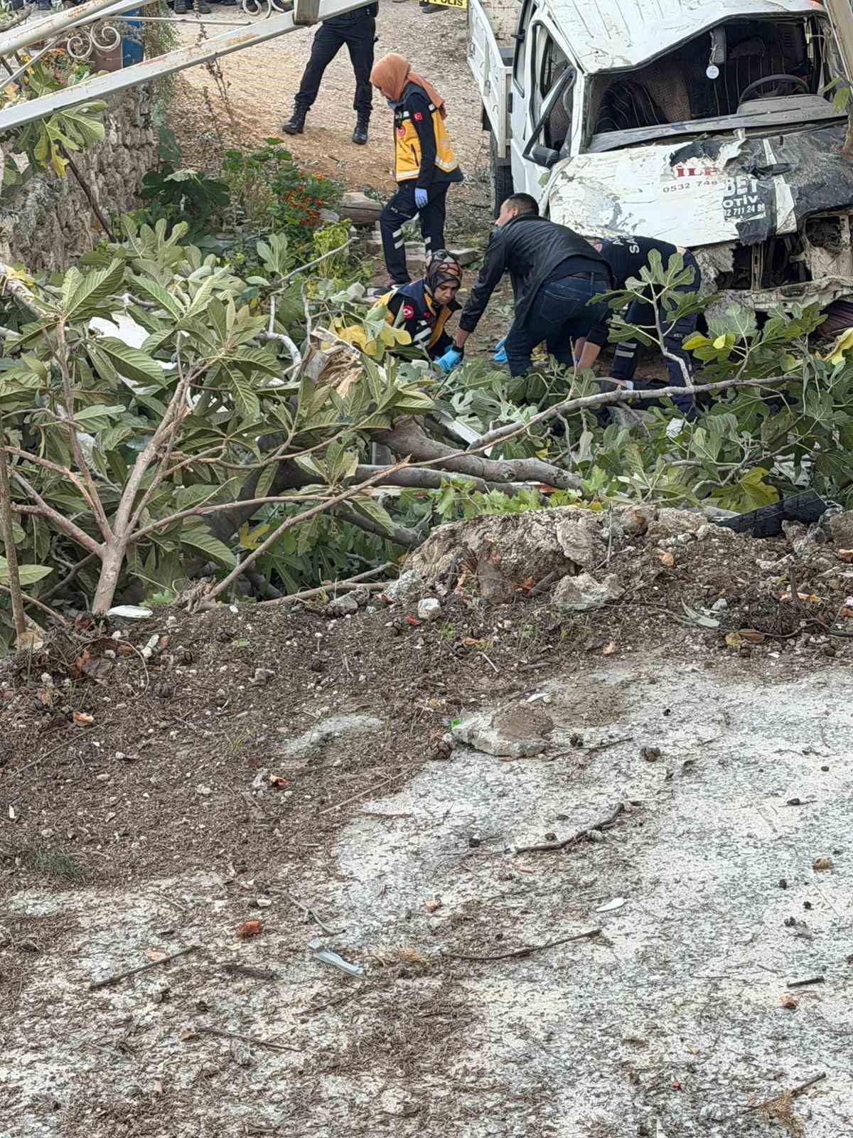 Denizli&rsquo;de kamyonet evin bah&ccedil;esine u&ccedil;tu; 1 &ouml;l&uuml; 3 yaralı
