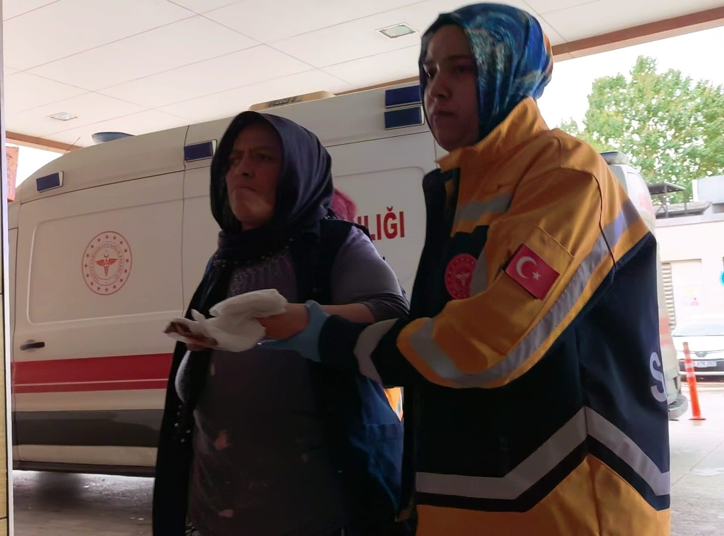 Elleri merdaneli ütüye sıkışan kadın yaralandı