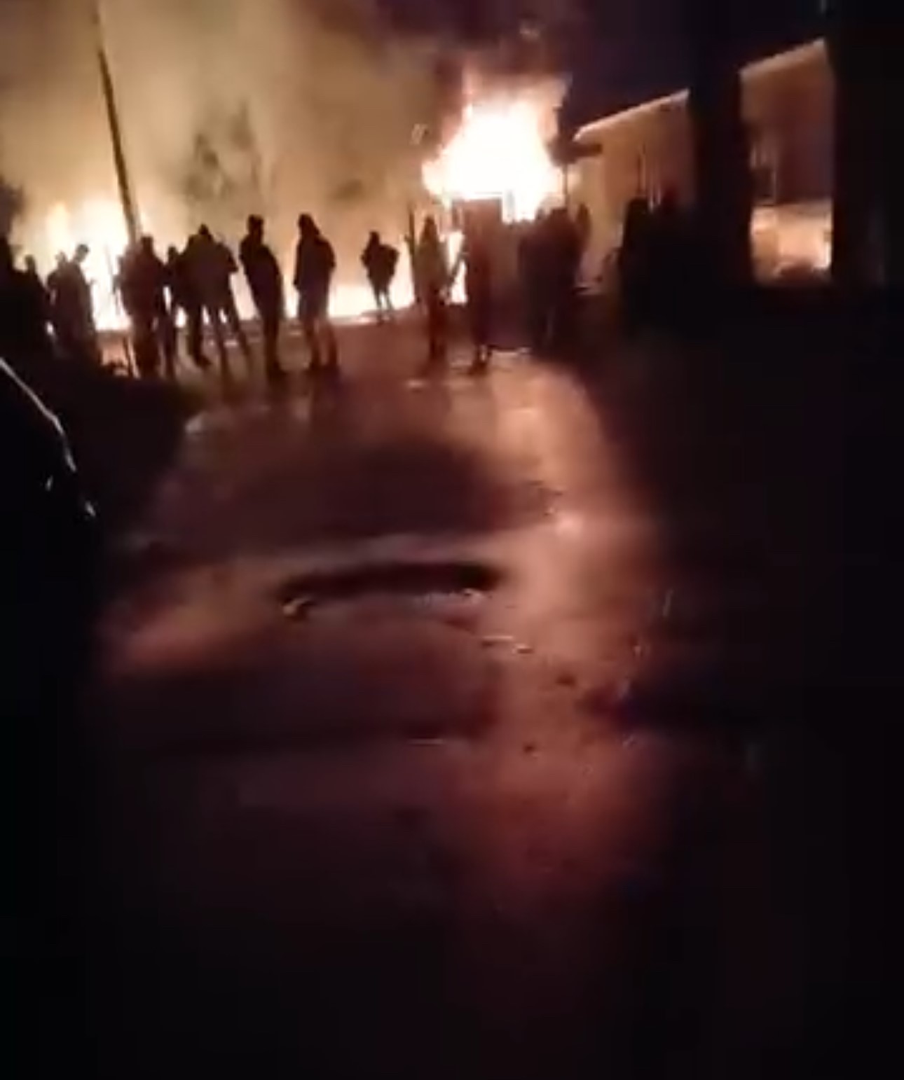 Bursa’da trafo yangını meyve kasalarına sıçradı