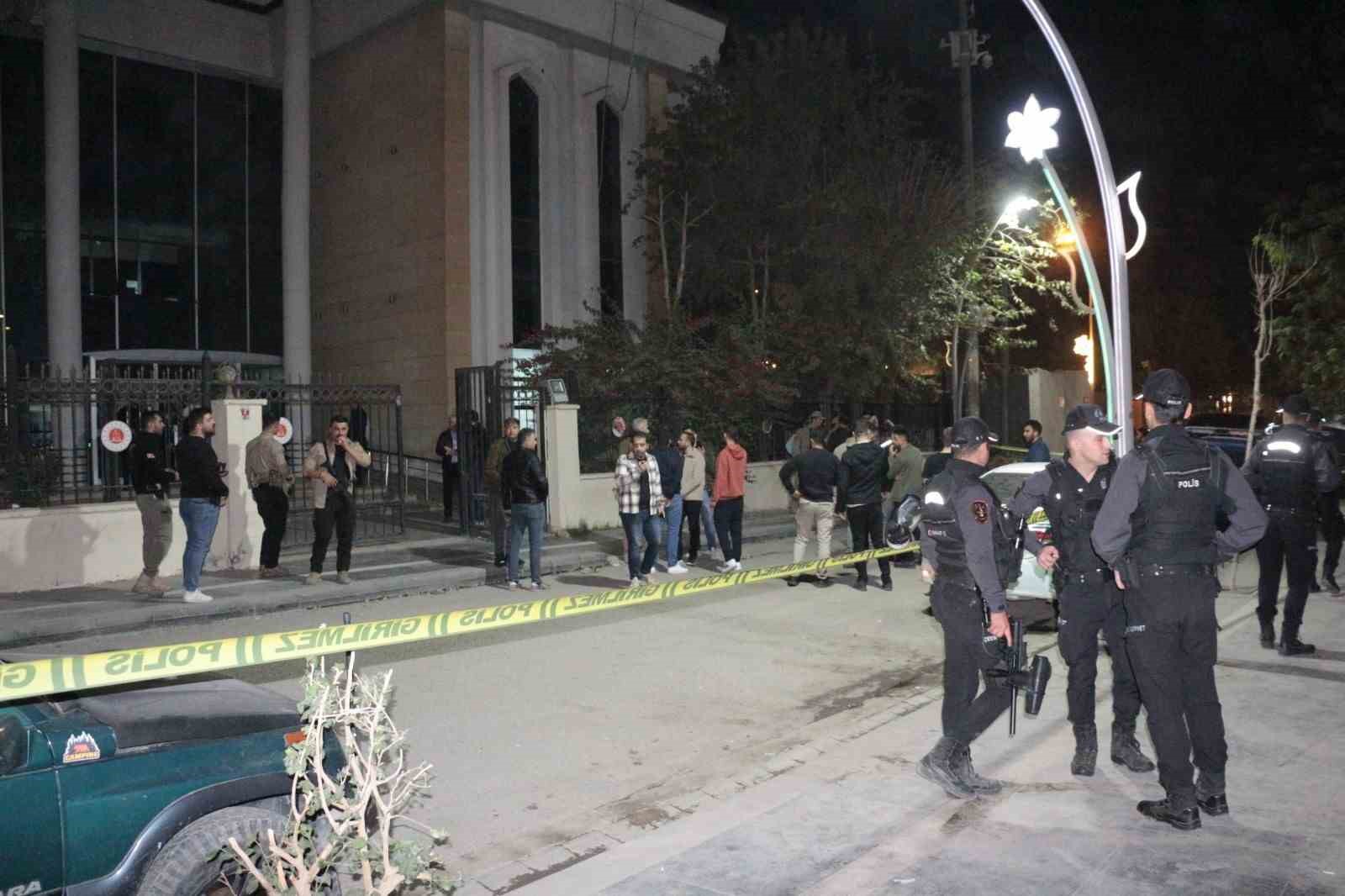 Adliye &ccedil;ıkışında silahlı saldırıya uğrayan 2 kişi ağır yaralandı
