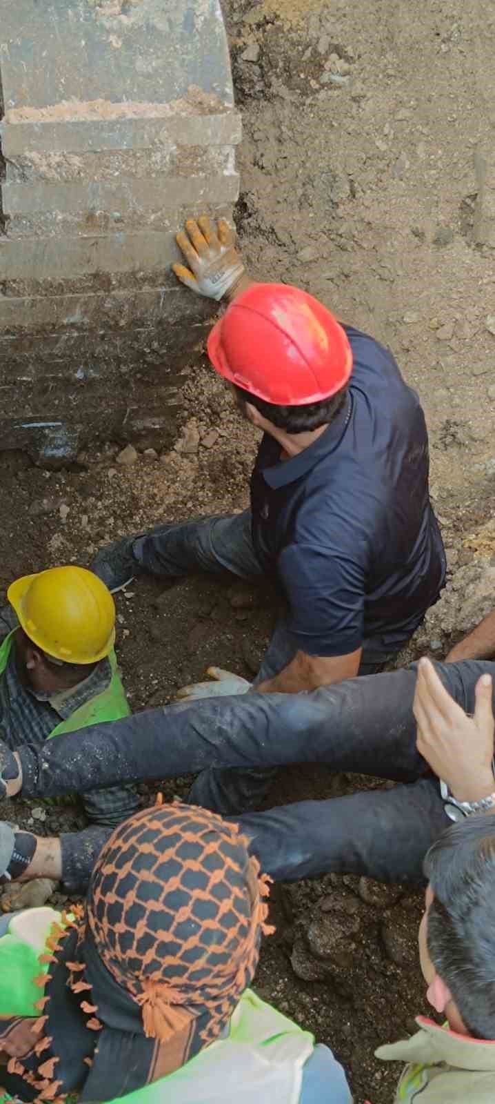 Şantiye alanında yaşanan g&ouml;&ccedil;&uuml;kte mahsur kalan iş&ccedil;i kurtarıldı
