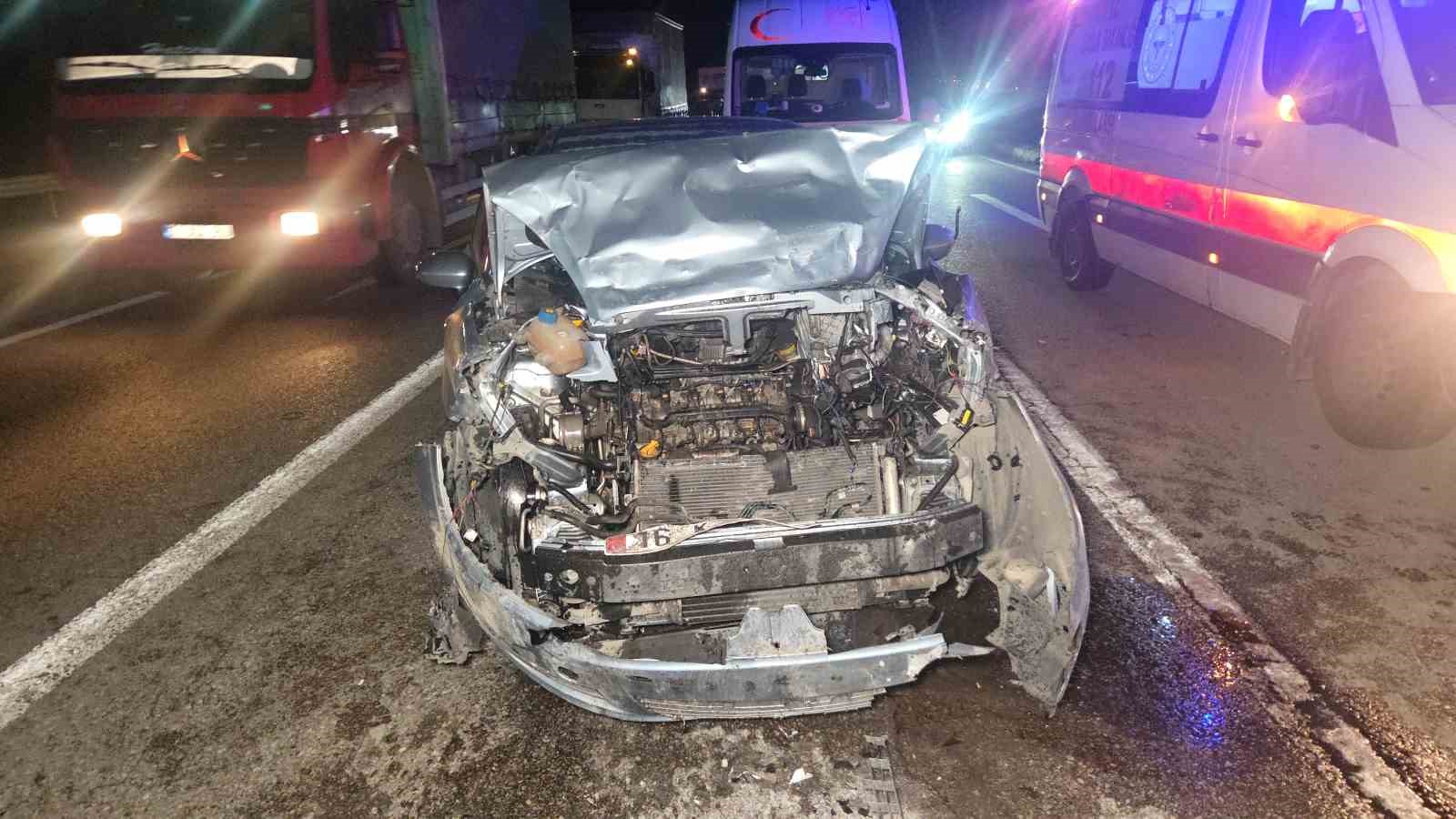 Kırmızı ışıkta duran otomobile arkadan çarptı: 1’i çocuk 5 yaralı