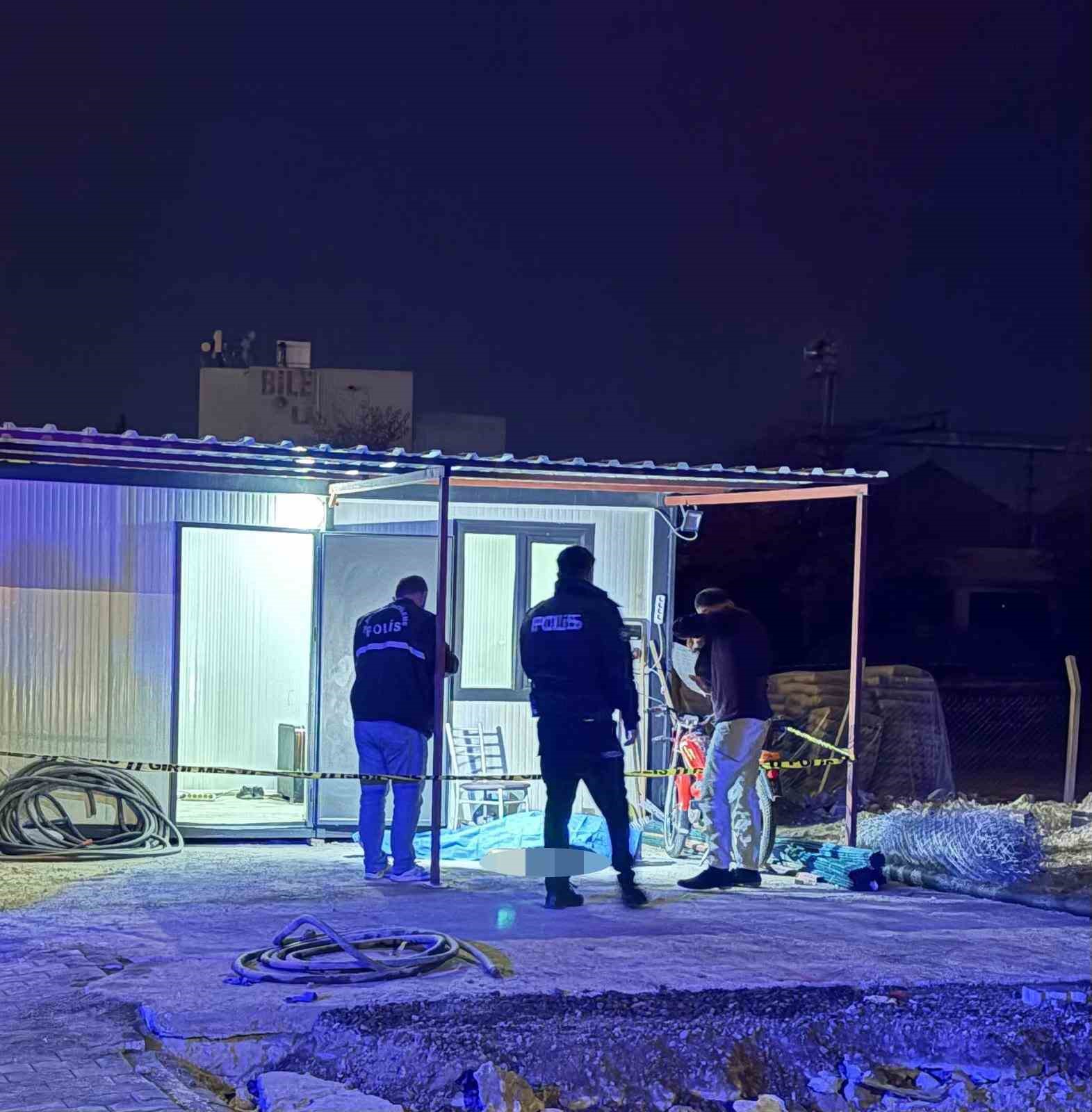 Kayseri&rsquo;de bir kişi bek&ccedil;i kul&uuml;besinin &ouml;n&uuml;nde &ouml;l&uuml; bulundu
