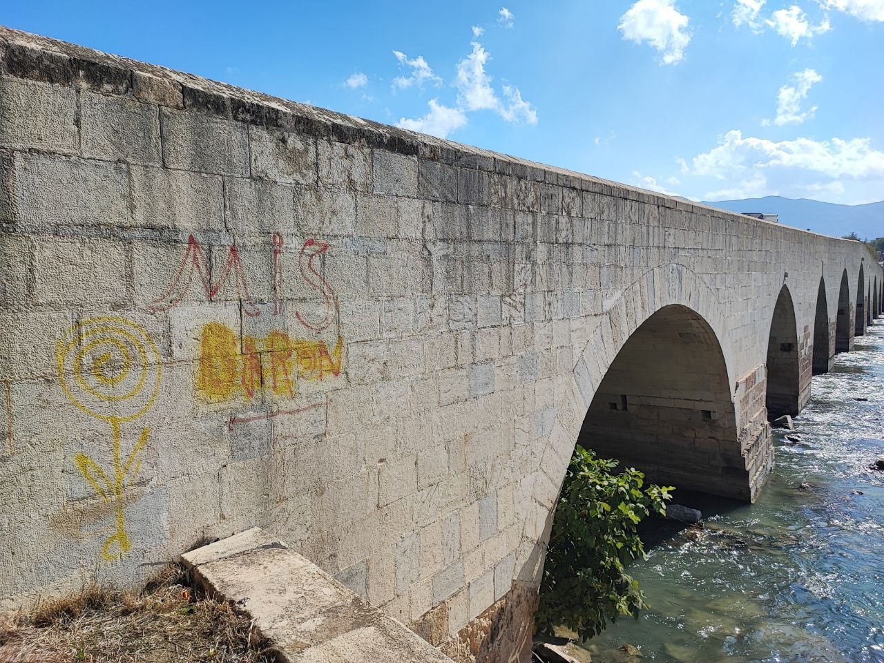 Anadolu&rsquo;nun bilinen ilk Roma k&ouml;pr&uuml;s&uuml;ne sprey boyayla yazılama yapıldı

