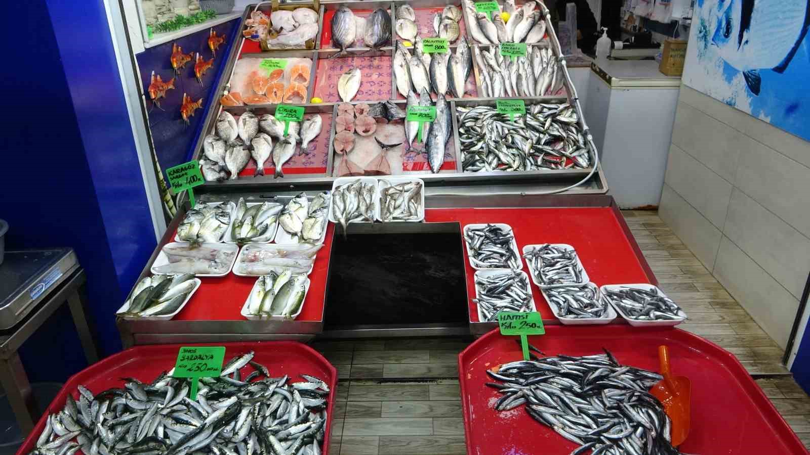 Hamsi denizlerde yüzünü gösterdi tezgahlarda fiyatını korudu