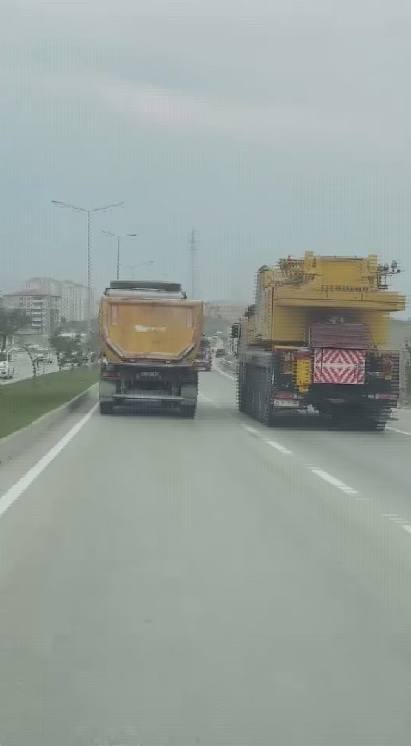 Sol şeritte 100 kilometre hızla ilerleyen hafriyat kamyonu hayrete d&uuml;ş&uuml;rd&uuml;
