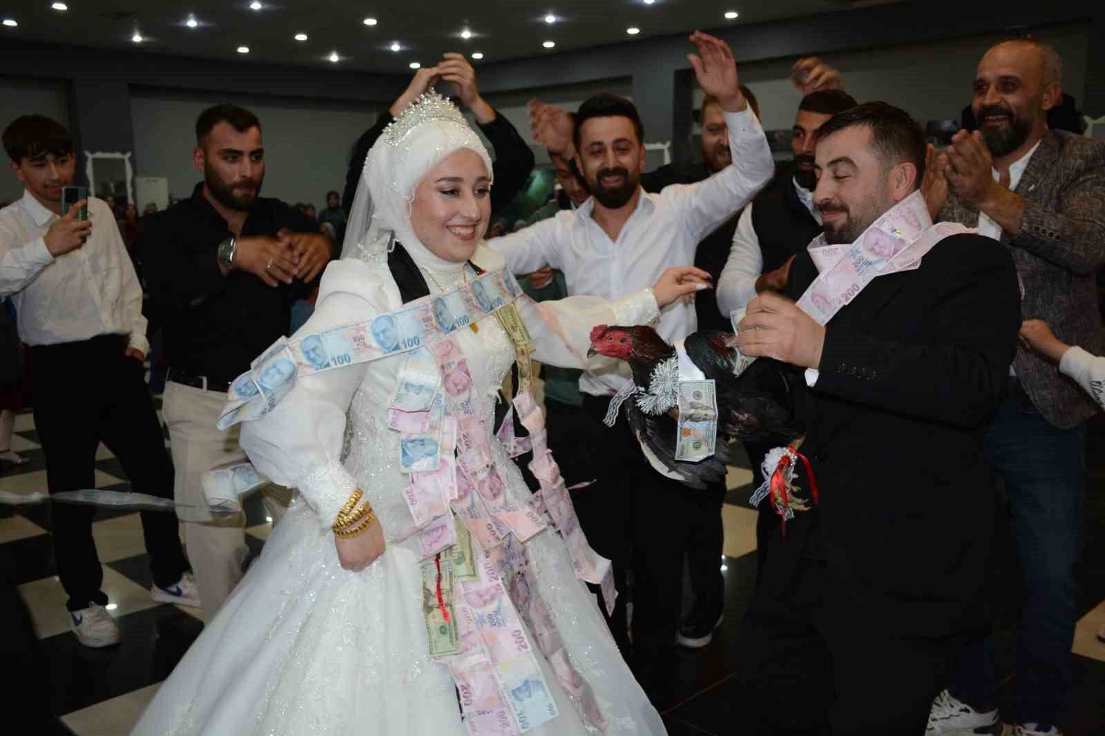 Artvin’de damada arkadaşlarından canlı tavuk ve horoz sürprizi