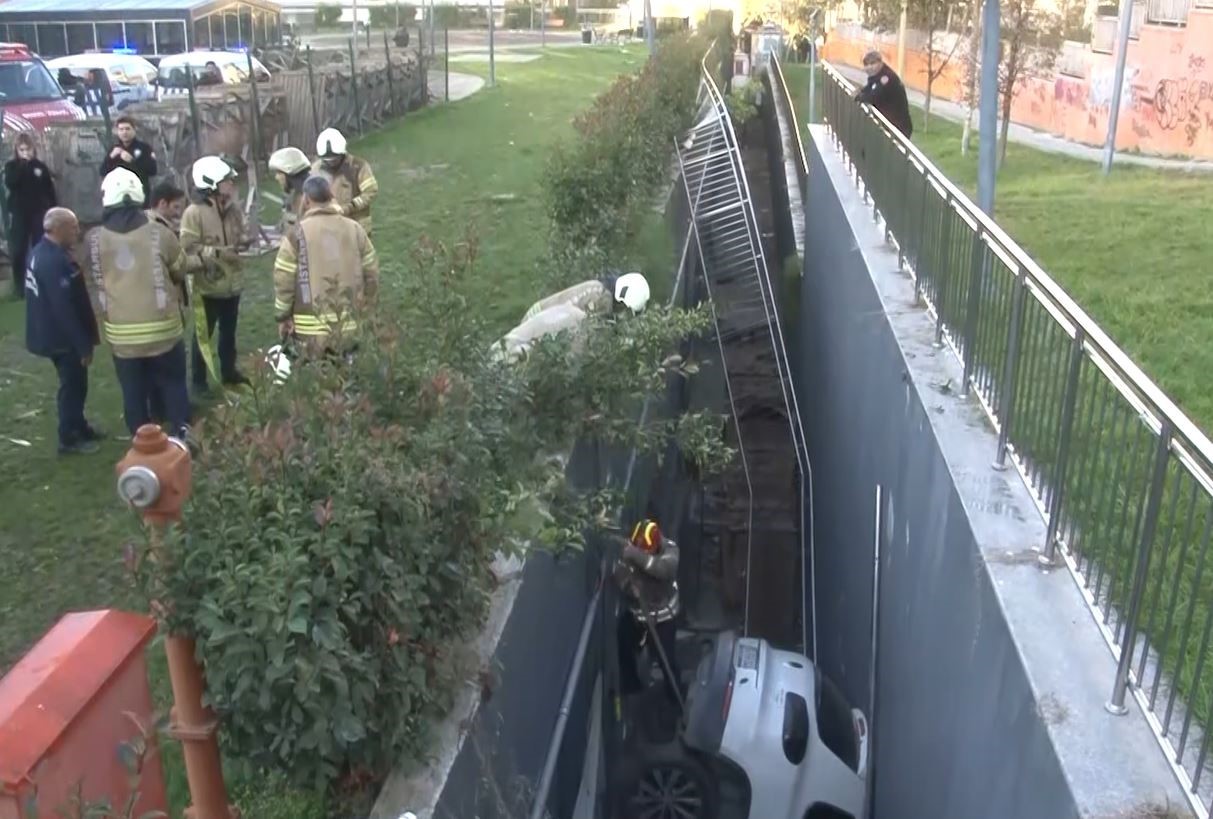 Otoparktan çıkan kadın sürücü araçlara çarparak boşluğa düştü

