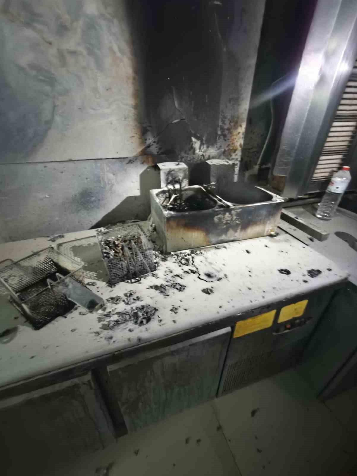 D&ouml;nercide kızartma makinesi alevlere teslim oldu
