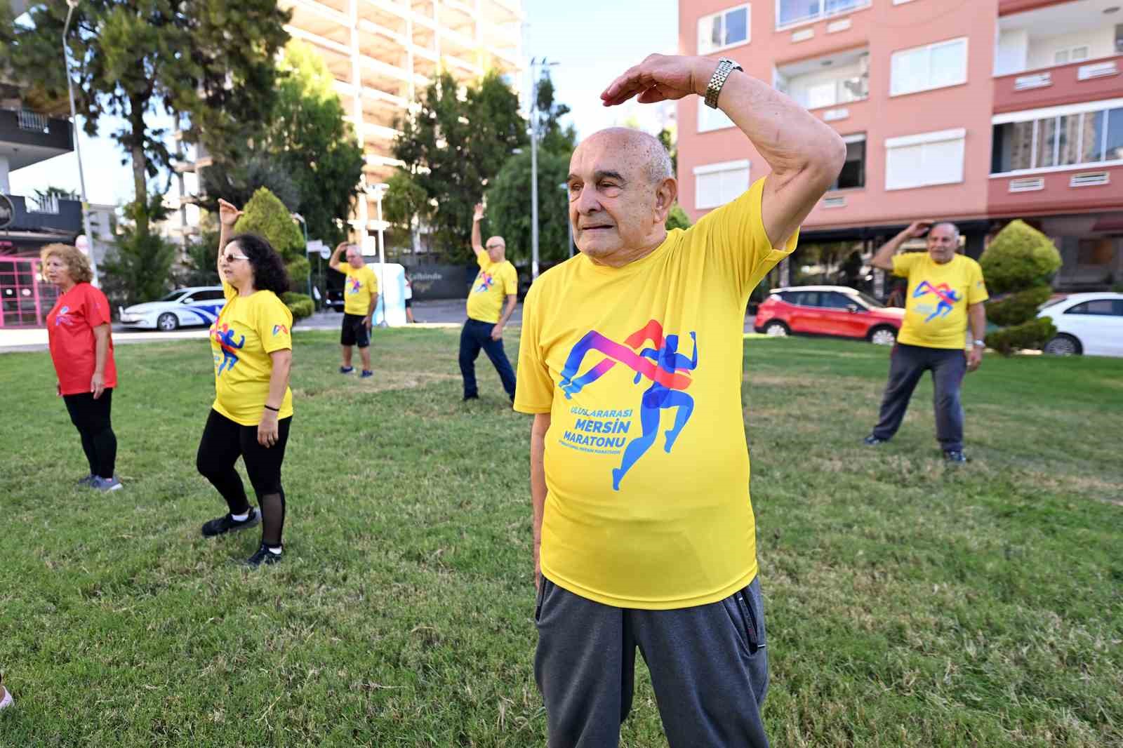 Mersin&rsquo;de emekliler sabah sporunda buluşuyor

