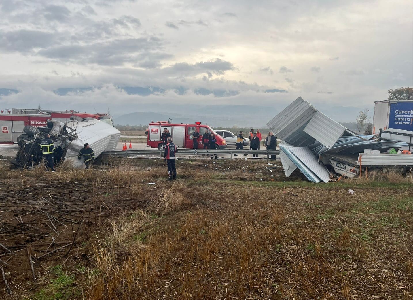 Tokat’ta yapı malzemesi yüklü kamyonete çarpan minibüs sürücüsü yaralandı