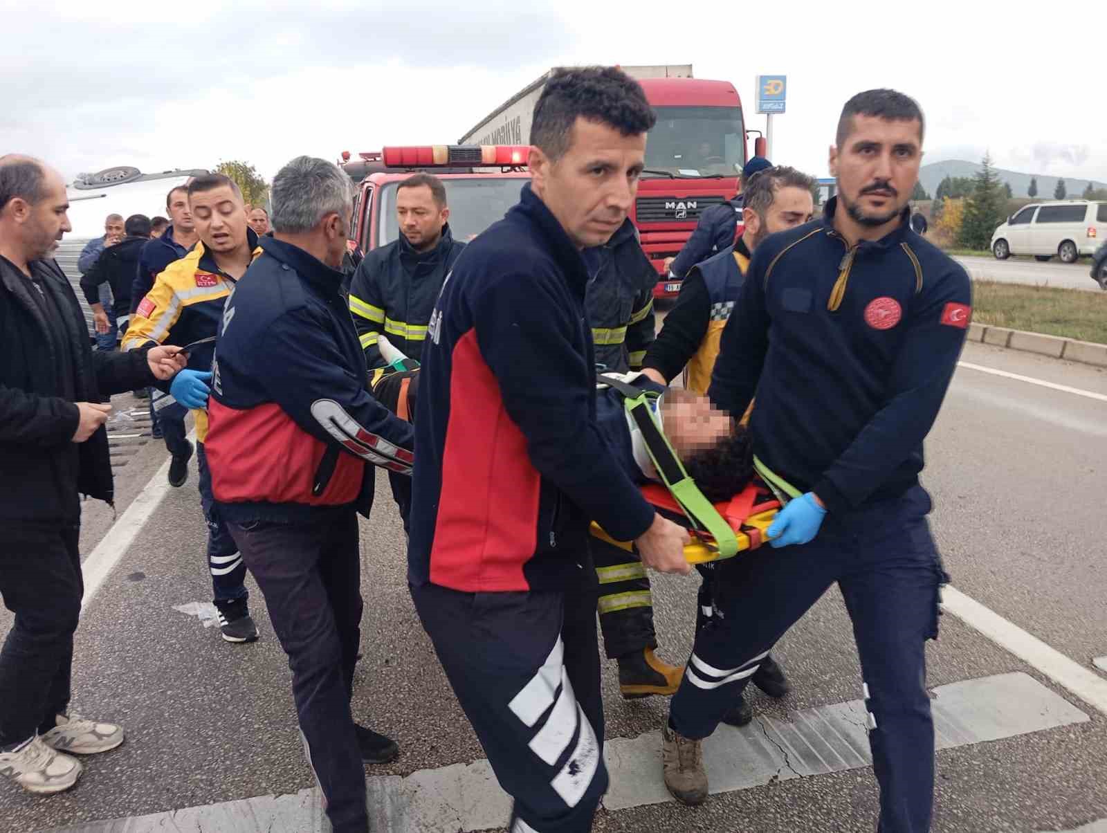 Tokat’ta yapı malzemesi yüklü kamyonete çarpan minibüs sürücüsü yaralandı
