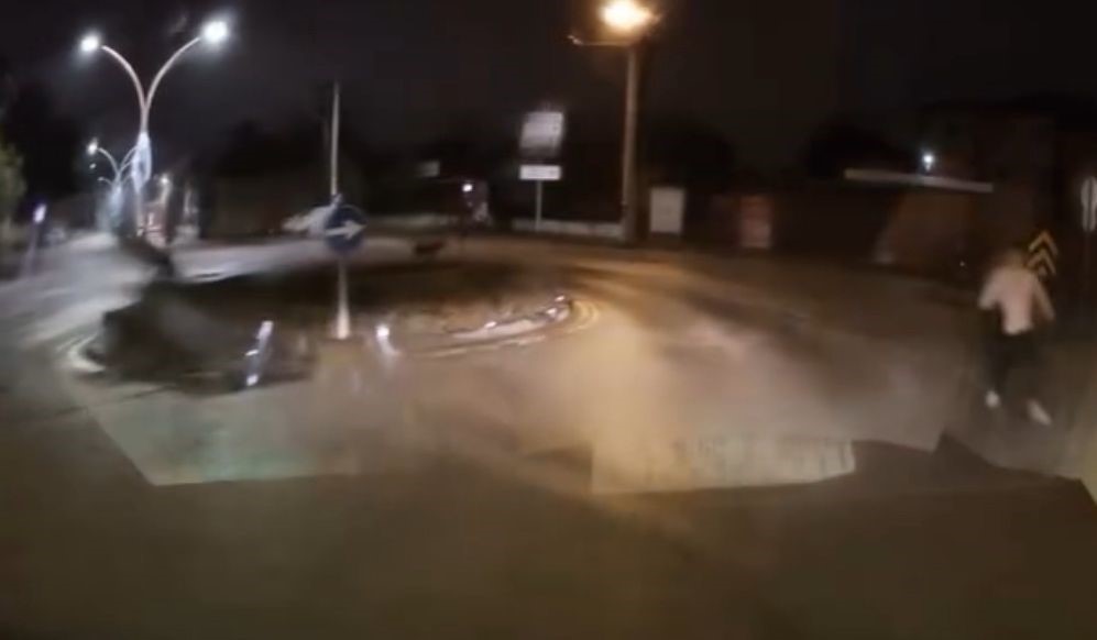 Sokakta köpeklerin kovaladığı genci böyle kurtardı: "Benim adım Hıdır elimden gelen budur"