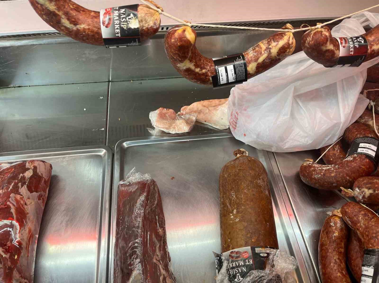 Kasap dükkanının üretim bölümüne giren zabıtalar şok oldu