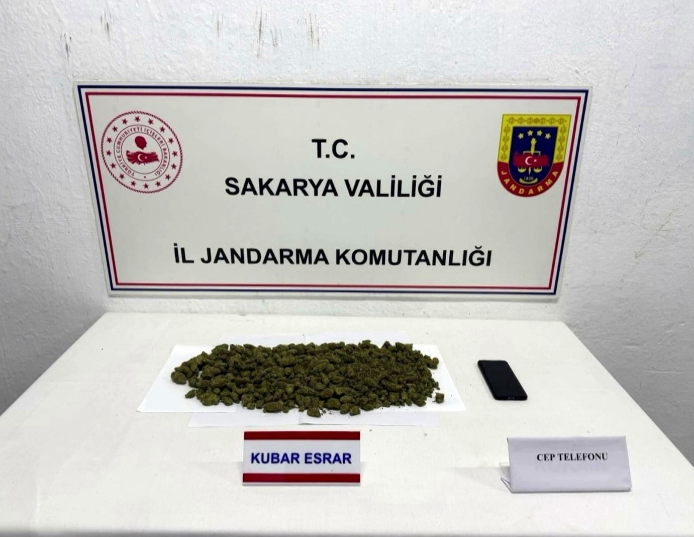 İklimlendirme sistemi ile kapalı ortamda kenevir yetiştiren şahıs tutuklandı
