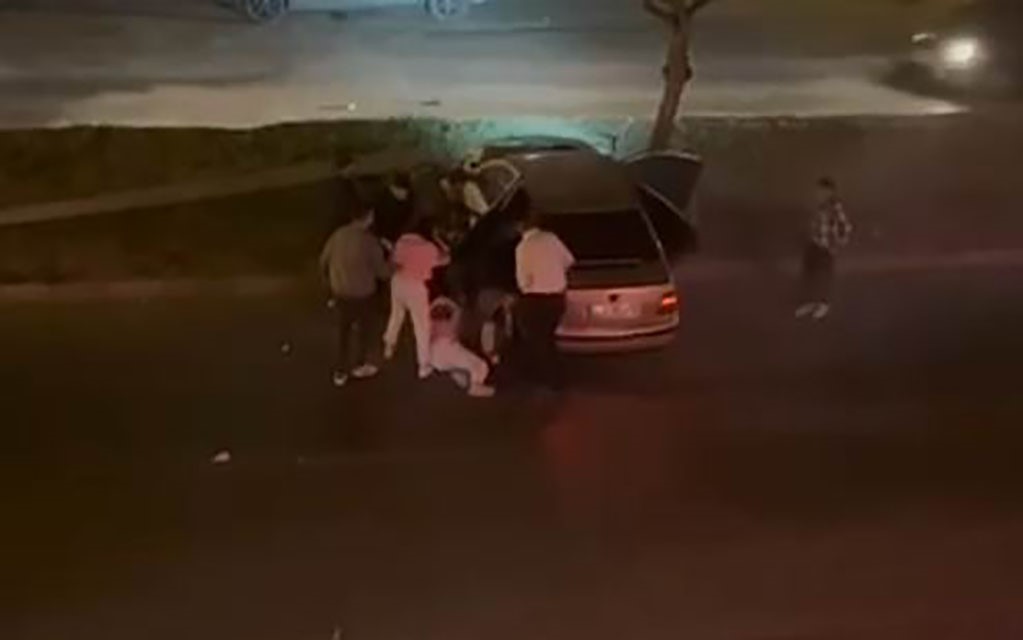 Kontrol&uuml;nden &ccedil;ıkan otomobil direğe &ccedil;arptı: 4 yaralı
