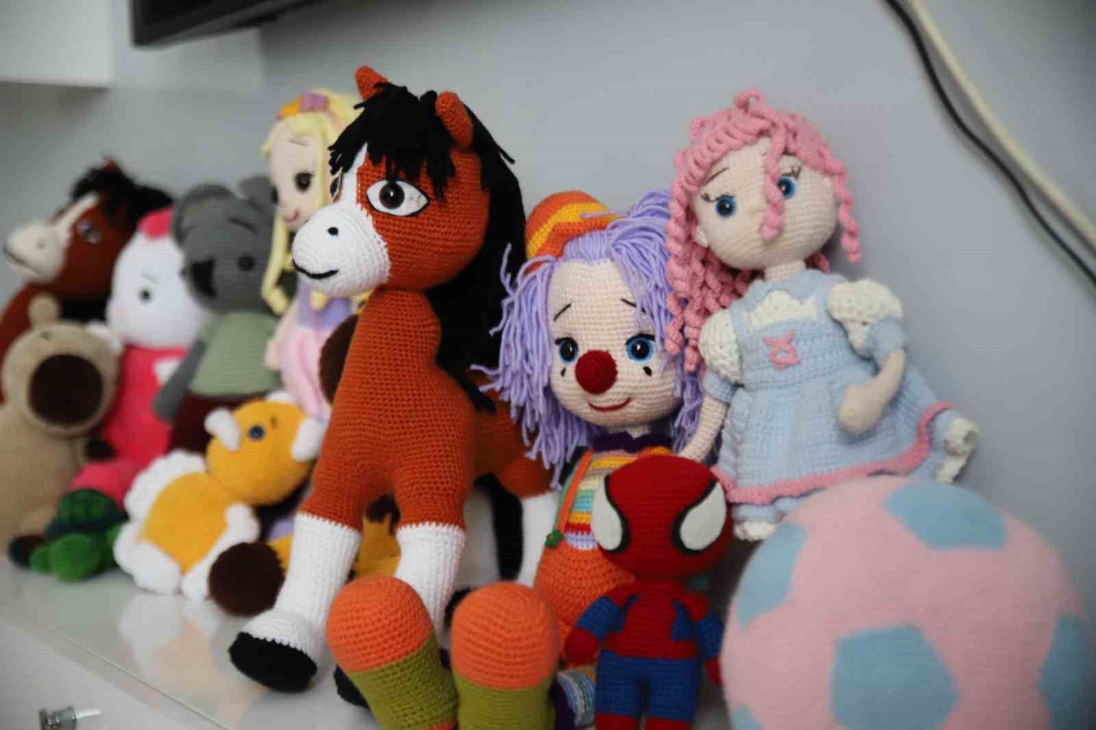 İşlediği oyuncaklarla 6 çocuğuna bakıyor