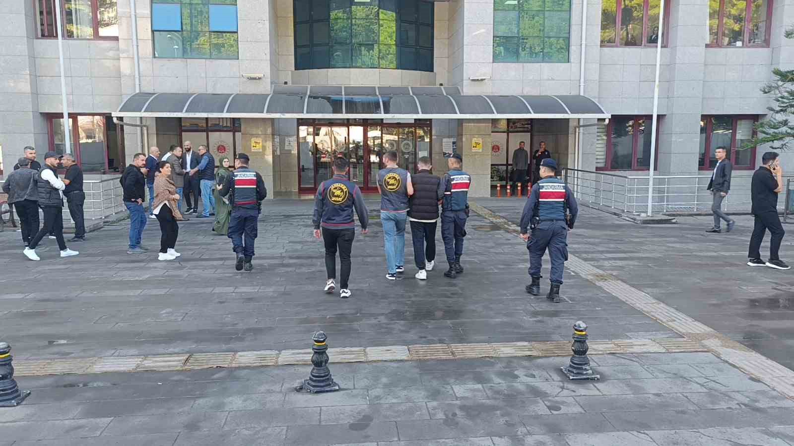 İş yerinin kasasından 1 milyon TL değerinde döviz çalan hırsız, eski çalışanı çıktı