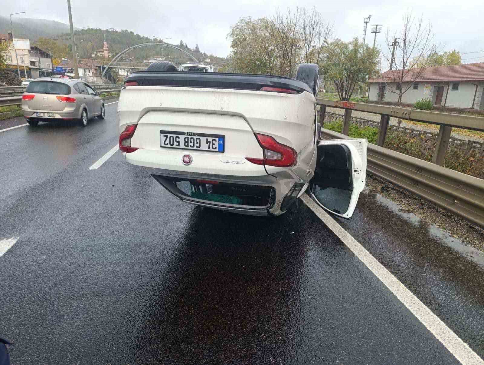 Bilecik&rsquo;te takla atan aracın s&uuml;r&uuml;c&uuml;s&uuml; hafif yaralandı
