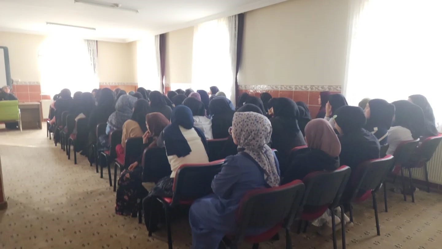 Bayburt&rsquo;ta Kur&rsquo;an kursu &ouml;ğrencilerine y&ouml;nelik seminerler devam ediyor
