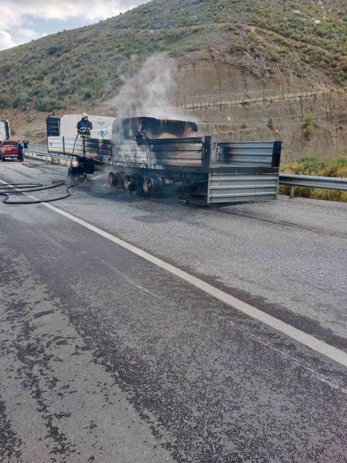 Mermer yüklü tır alevlere teslim oldu