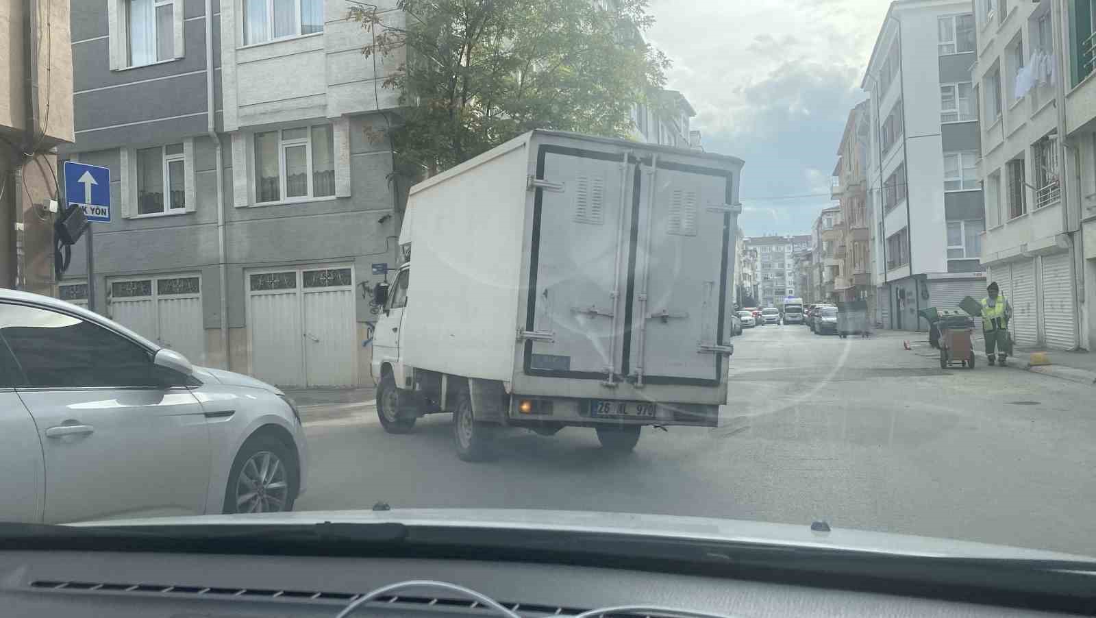 Devrilecekmiş gibi g&ouml;z&uuml;ken kamyon tedirginlik oluşturdu
