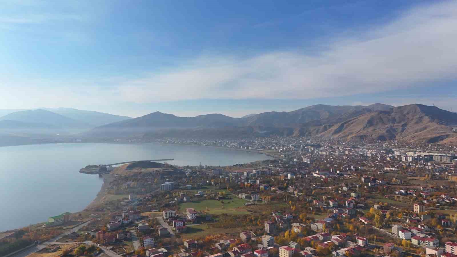 Tatvan’da sonbaharın büyüleyici renkleri görüntülendi