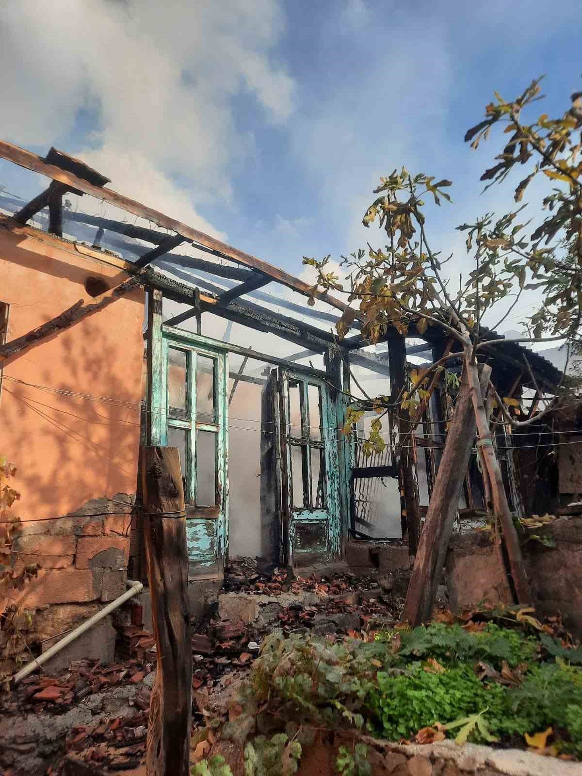 Alevlerin sardığı ev kullanılamaz hale geldi
