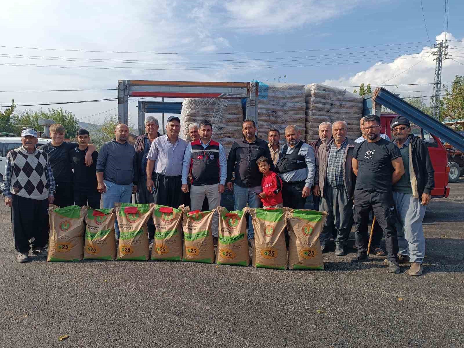 İmamoğlu’nda yangından etkilenen üreticilere buğday tohumu desteği 3 İmamoğlu’nda yangından etkilenen üreticilere buğday tohumu desteği