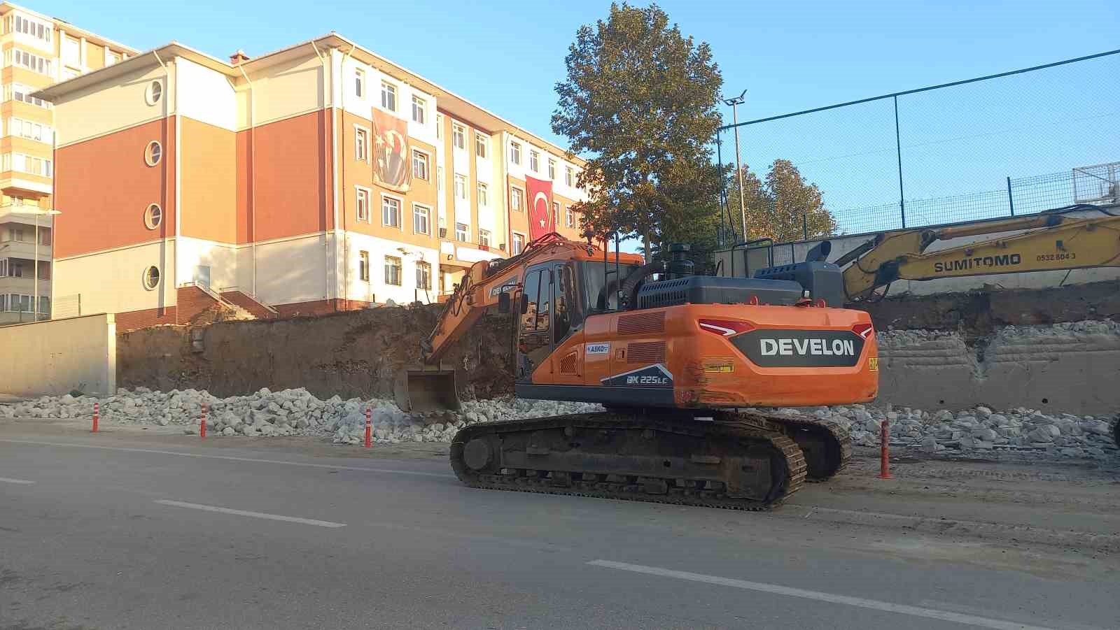 Edirne&rsquo;de devrilme tehlikesi taşıyan okul duvarı yenileniyor
