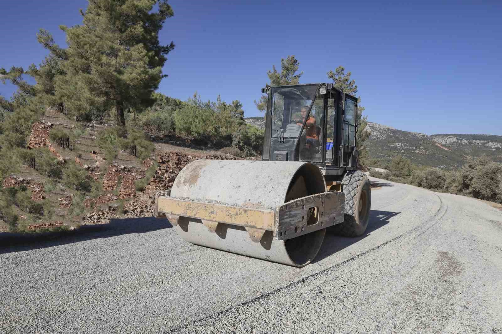 G&uuml;lnar&rsquo;da 5 mahalleyi birbirine bağlayan yol yenilendi
