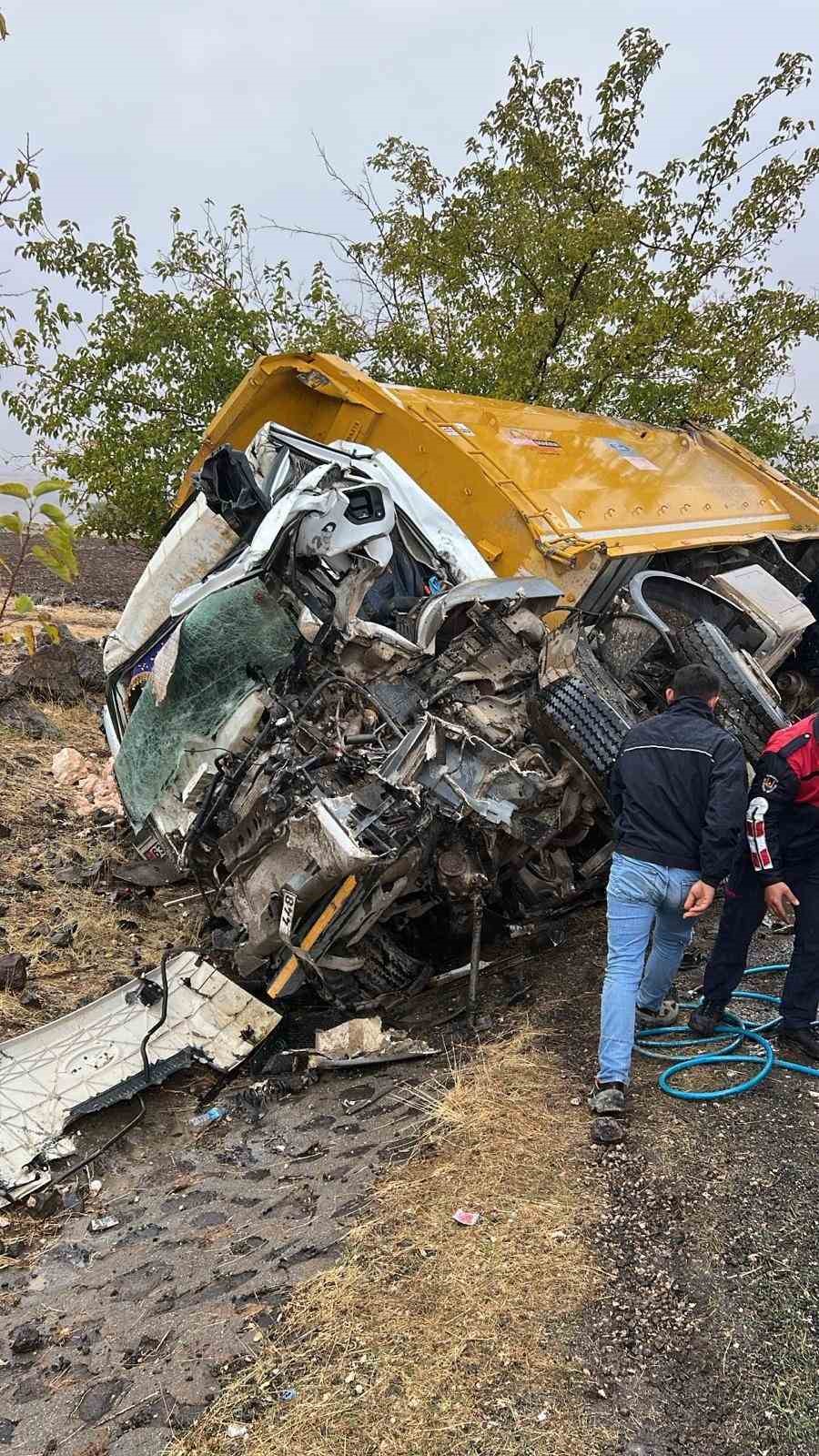 Siverek-Adıyaman kara yolunda feci kaza: 1 ölü, 1 ağır yaralı
