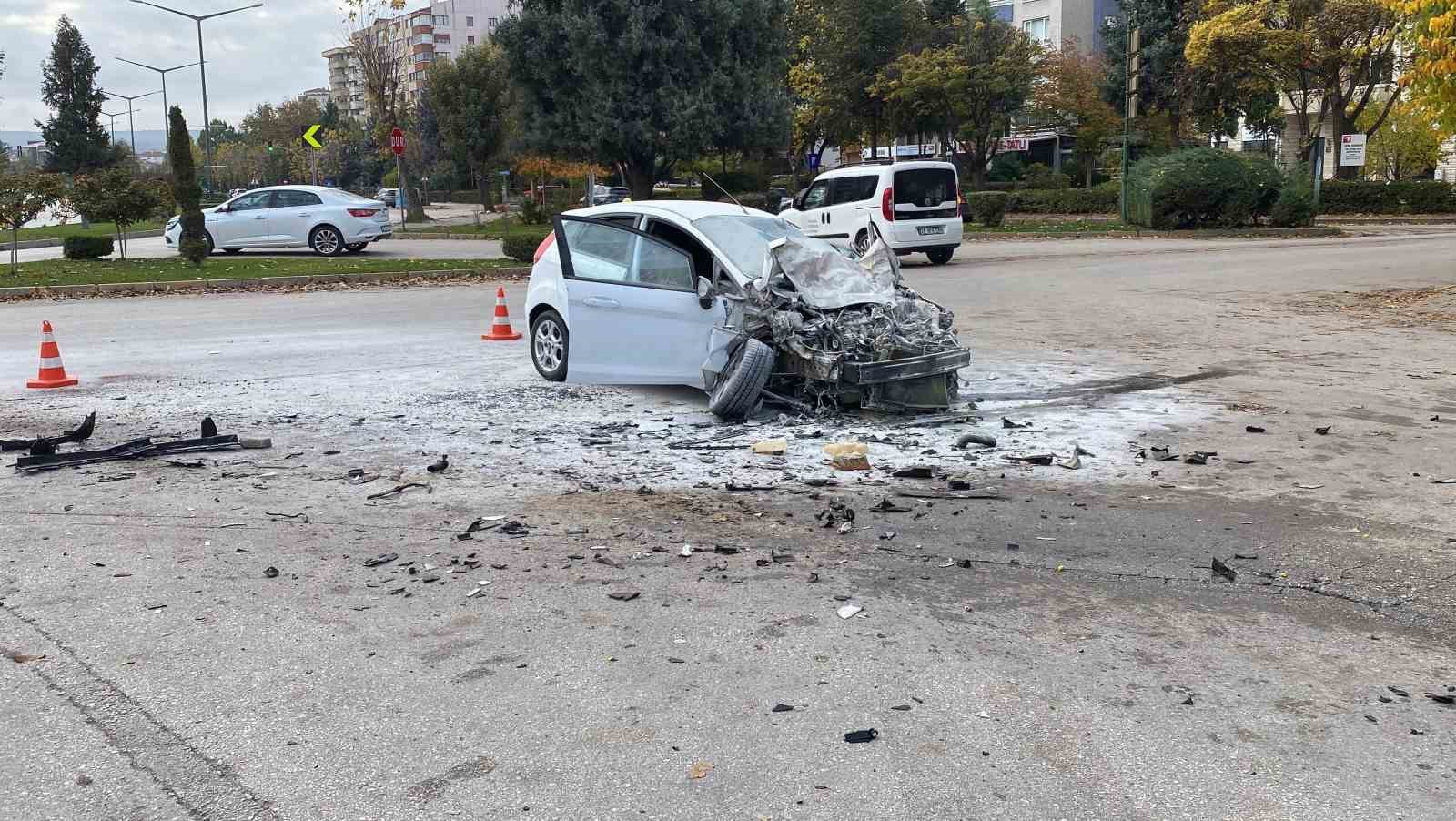 Kamyona yandan &ccedil;arpan aracın 70 yaşındaki s&uuml;r&uuml;c&uuml;s&uuml; hayatını kaybetti
