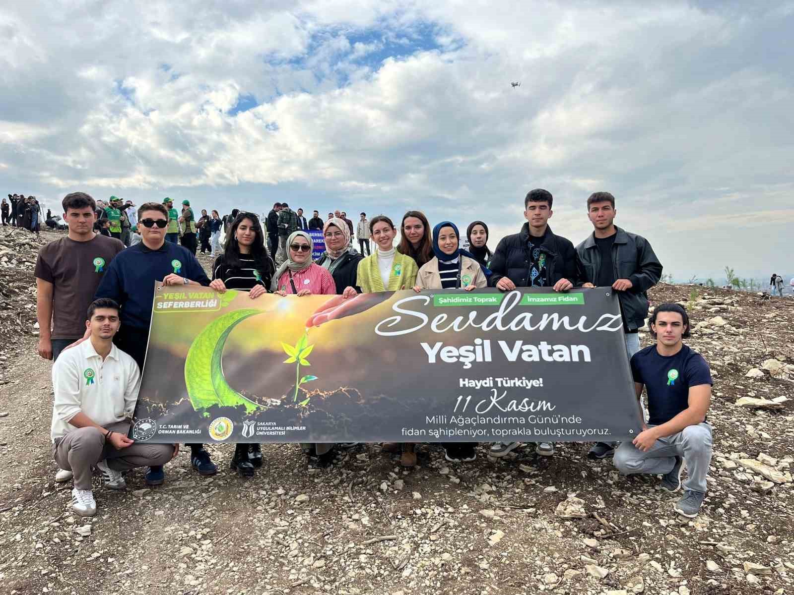 6 &ouml;ğrenci topluluğu fidanları toprakla buluşturdu
