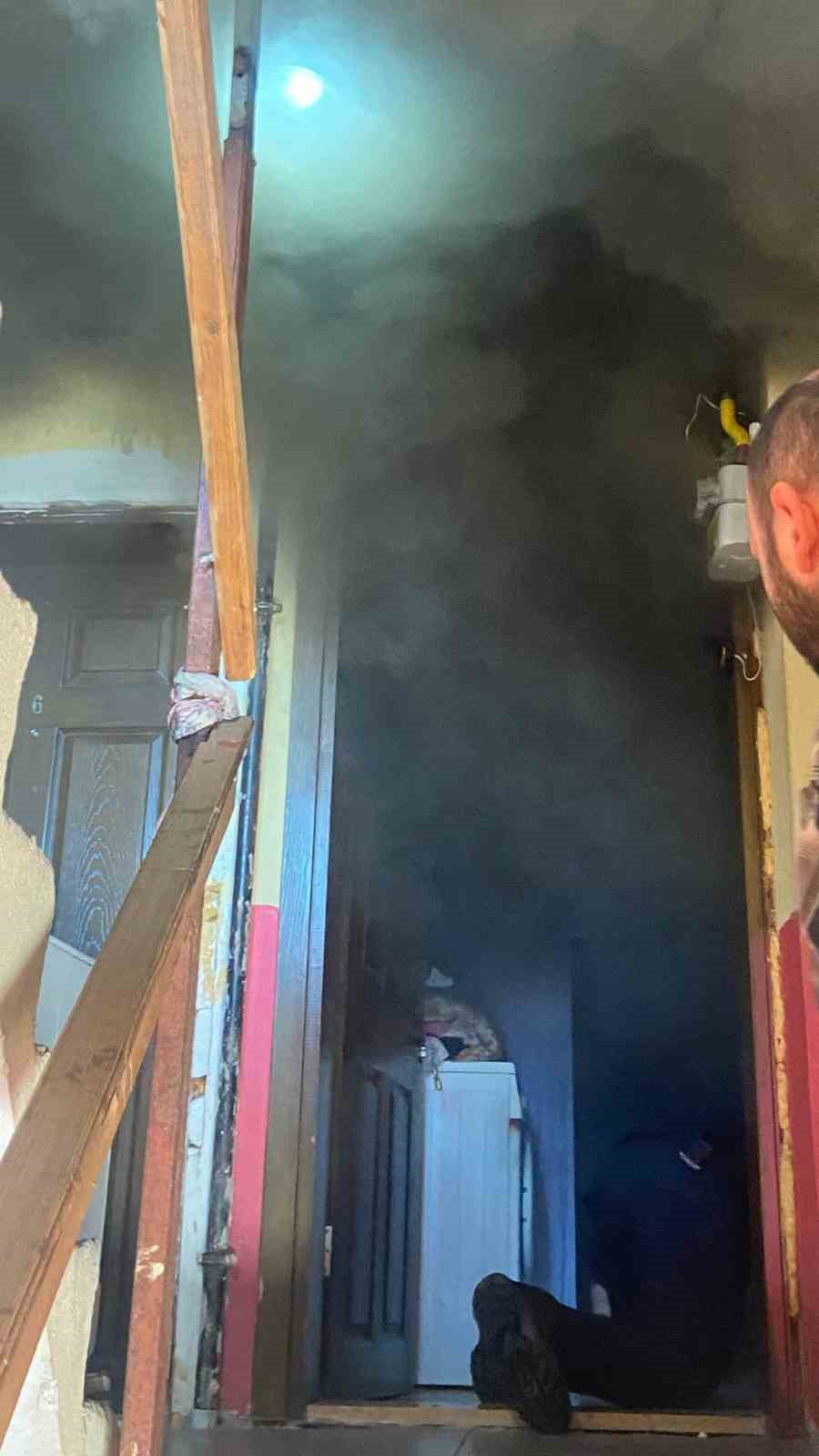 4 katlı binada yangın paniği
