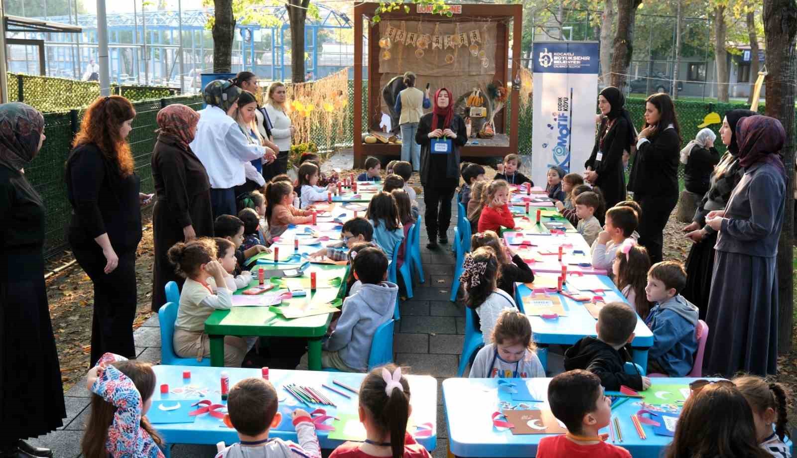 Minikler hem deprem çantası hazırladı hem "çök-kapan-tutun" yaptı