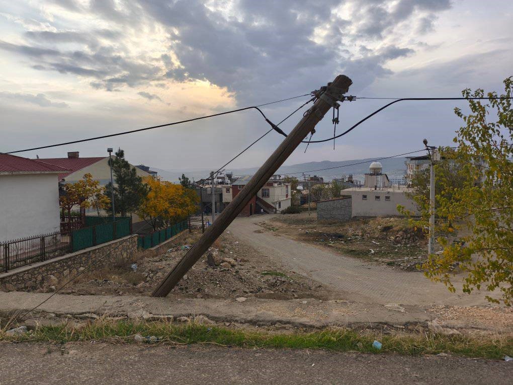 Dicle’de vatandaşlardan eğri direğin değiştirilmesi talebi