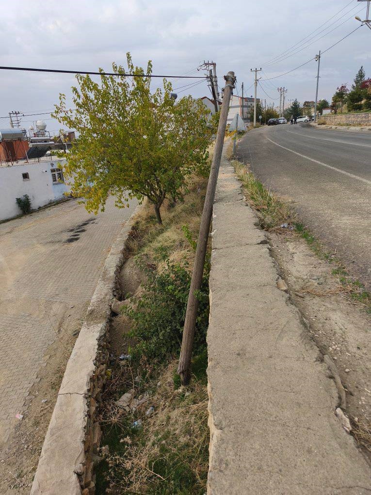 Dicle&rsquo;de vatandaşlardan eğri direğin değiştirilmesi talebi
