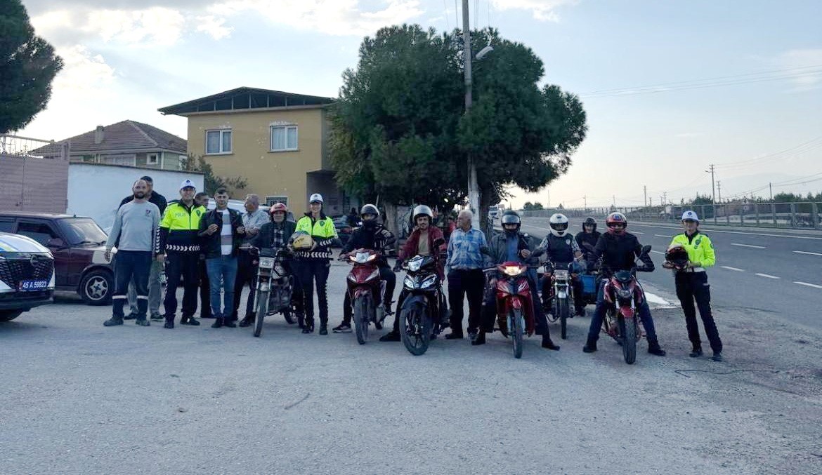 Salihli&rsquo;de &ccedil;ift&ccedil;ilere ve s&uuml;r&uuml;c&uuml;lere yeni trafik kuralları anlatıldı
