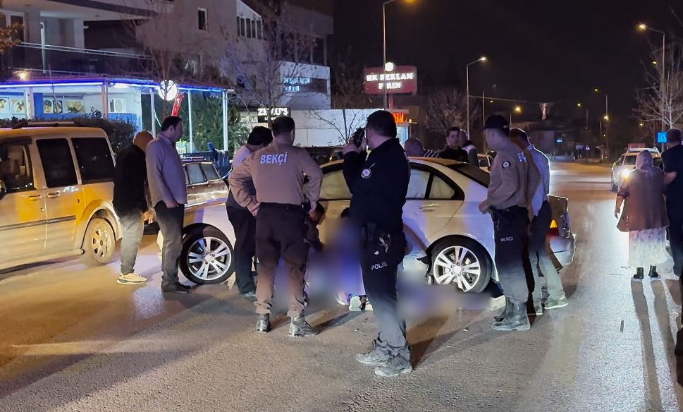 Yola kontrolsüz çıkan otomobil, motosikletle çarpıştı: 1 yaralı
