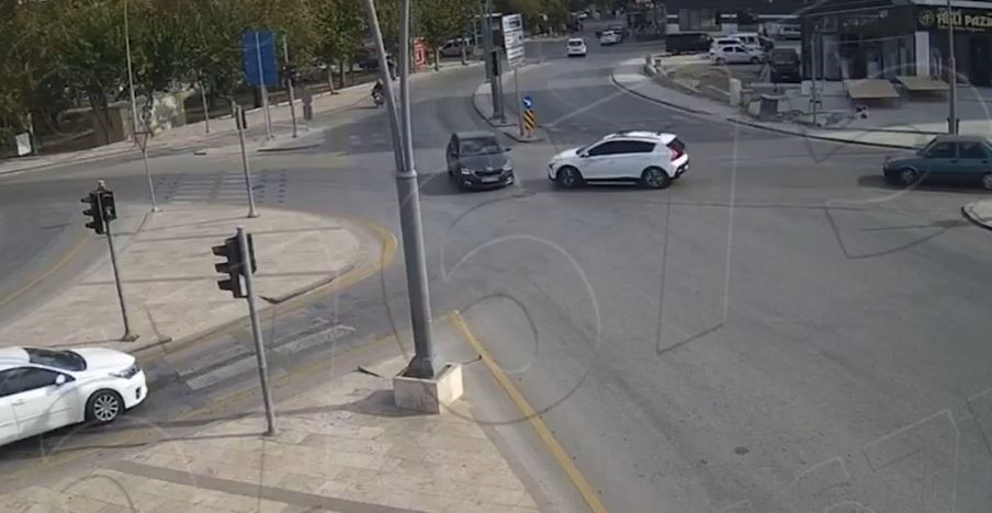 Kırmızı ışıkta geçen otomobile 2 bin 167 TL para cezası kesildi